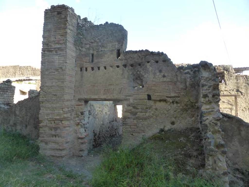 II.5 Herculaneum, September 2015. Looking east in atrium towards entrance corridor.
In the upper area, holes for the support beams for the upper floor can be seen.